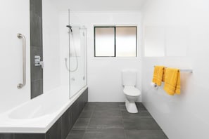 Maison | Salle de bain | Baignoire relaxante profonde, articles de toilette gratuits