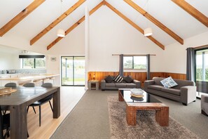House | Living area | Flat-screen TV, fireplace, DVD player, iPod dock - Ferny Lane House (Norfolk Island)