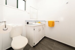 Maison | Salle de bain | Baignoire relaxante profonde, articles de toilette gratuits