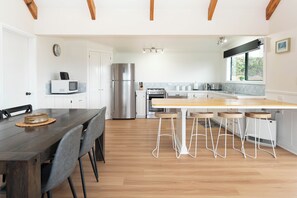 Casa | Cocina privada | Refrigerador con congelador, microondas, horno y parrilla de estufa 