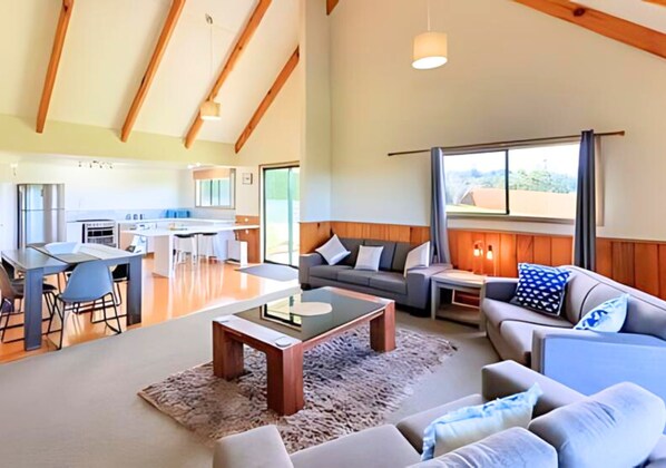 Flat-screen TV, fireplace, DVD player, iPod dock - Ferny Lane House (Norfolk Island)