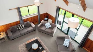 Talo | Oleskelualue | Taulutelevisio, takka, DVD-soitin, iPod-telakointiasema