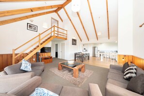 Hus | Vardagsrum | Platt-tv, eldstad, dvd-spelare och en iPod-dockningsstation