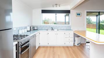 Talo | Yksityinen keittiö | Täysikokoinen jääkaappi, mikroaaltouuni, uuni, liesi