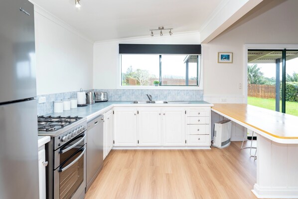 Hus | Eget kök | Stort kylskåp, mikrovågsugn, ugn och spishäll