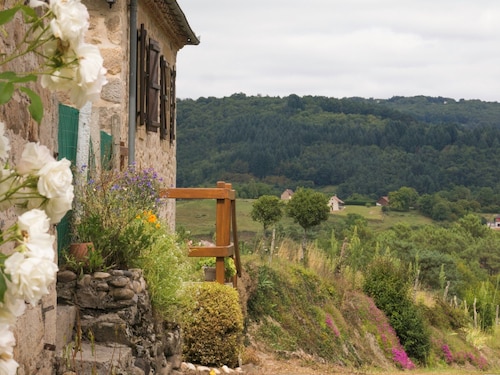 Maisonette in Corrèze | Wifi, TV, terrace and barbecue, private green spaces
