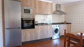 Een koelkast, een magnetron, een oven, een kookplaat