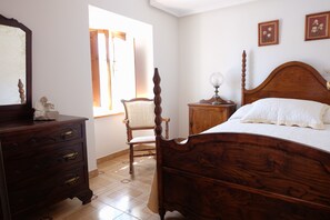 3 habitaciones, tabla de planchar con plancha, wifi y ropa de cama 