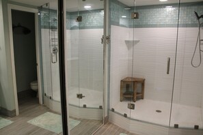 Combinazione doccia/vasca, asciugacapelli, asciugamani, sapone