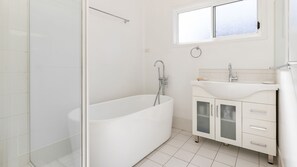 Bathtub, hair dryer - Bangalow - Pacific Palms Holidays (Elizabeth Beach)