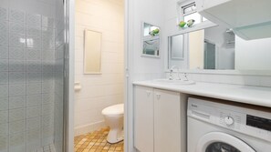 Shower, hair dryer - Blueys Beach Villa Manyana 26 (Blueys Beach)