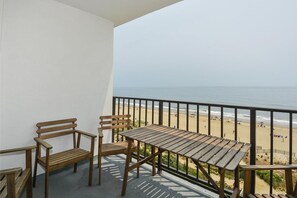 Property grounds - LINENS & DAILY ACTIVITIES INCLUDED*!! Direct Oceanfront PLAZA 2BR/2BA Condo with semi-private (room divider) den unit. (Ocean City)