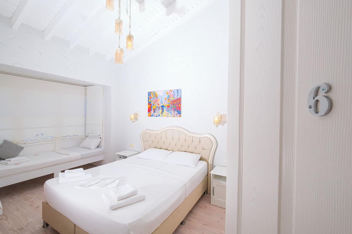 Economy driepersoonskamer (Pellicano) | Luxe beddengoed, een minibar, geluiddichte muren