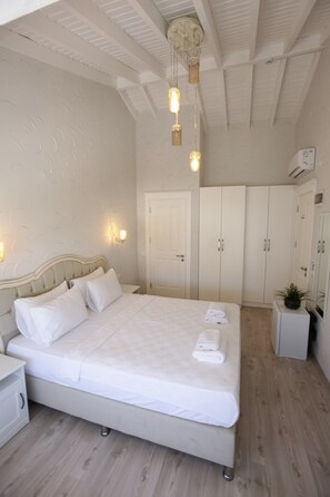 Quarto triplo econômico (Pellicano) | Roupas de cama premium, frigobar, individualmente decorados