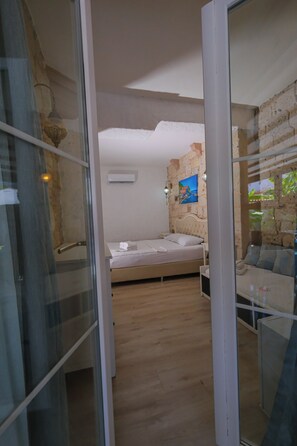 Chambre Triple, vue piscine (Falco) | Literie de qualité supérieure, minibar, décoration personnalisée