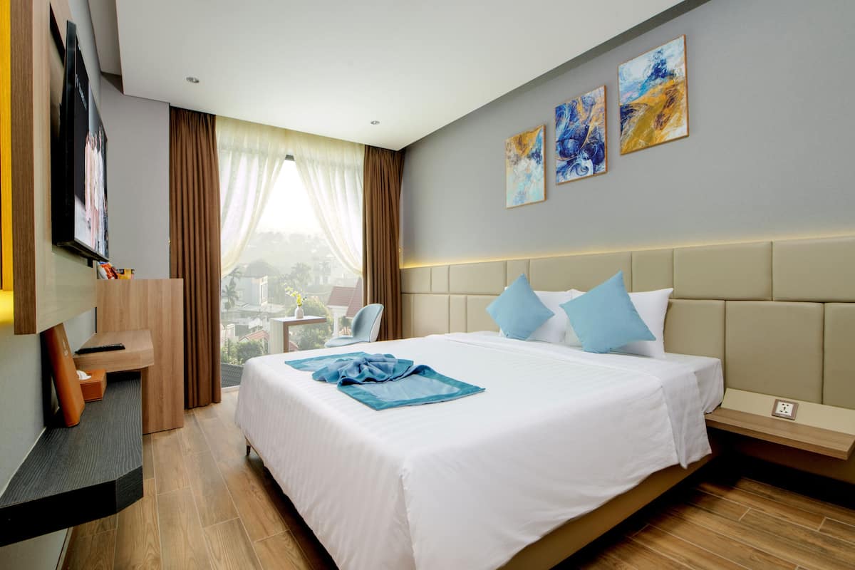 Rainbow Double or Twin Room | 1 bedroom, minibar, desk, blackout drapes
