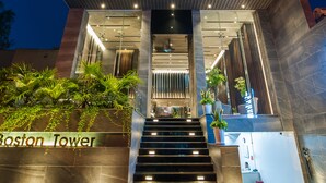 Front of property - Boston Hotel (Dien Hong)