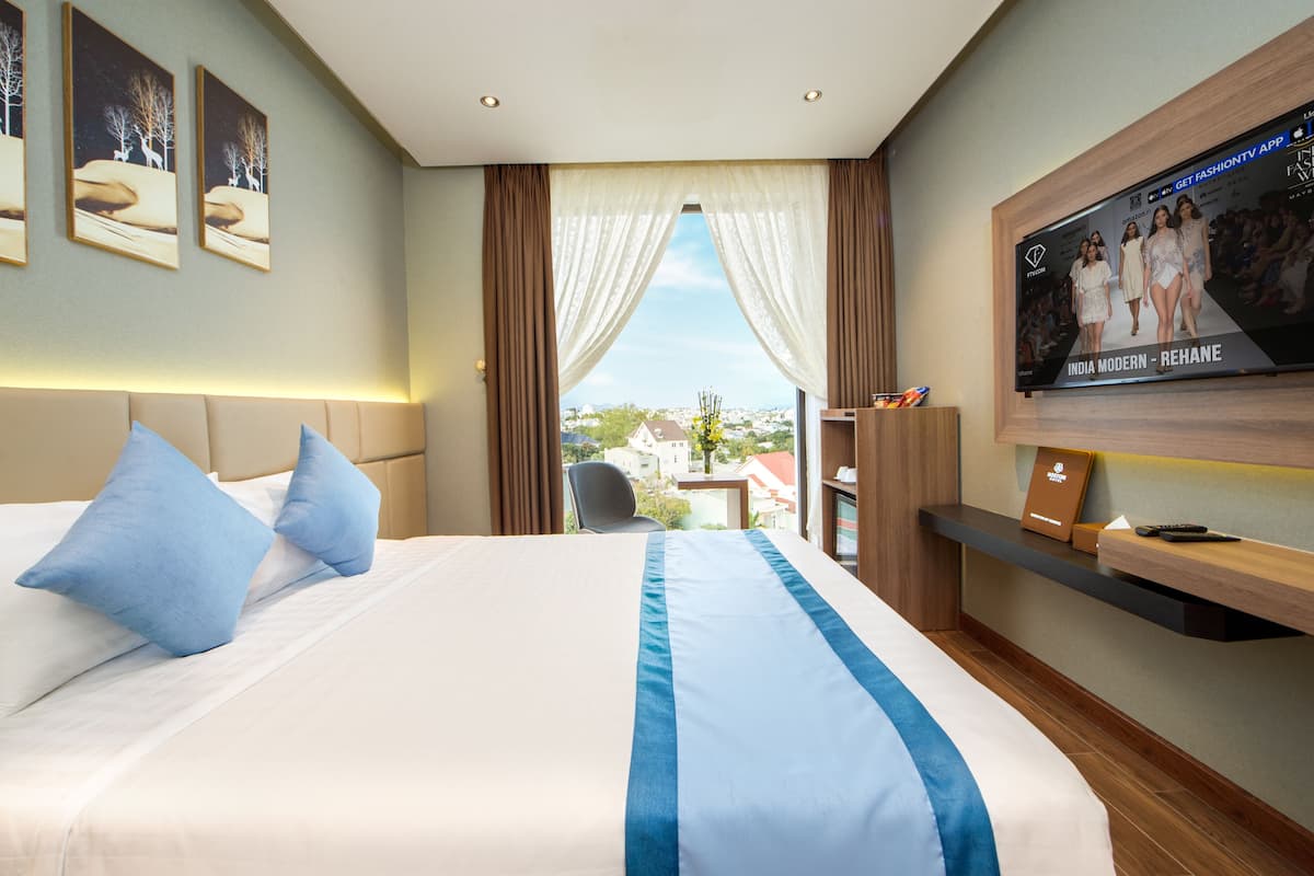 Sweet Room | 1 bedroom, minibar, desk, blackout drapes