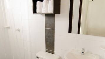 Rainfall showerhead, free toiletries, hair dryer, towels