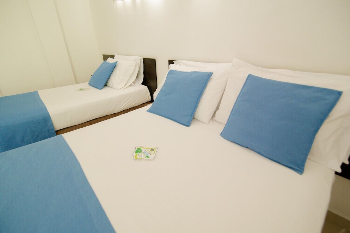 Egyptian cotton sheets, premium bedding, Select Comfort beds, minibar