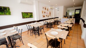 A dining area with multiple tables and chairs, arranged in rows. - Hotel Maranatá (Valledupar)