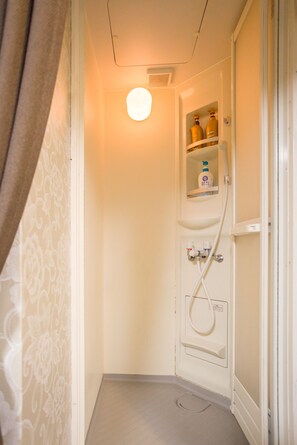 アパートメント 3F, 3ベッドルーム | バスルームのシャワー