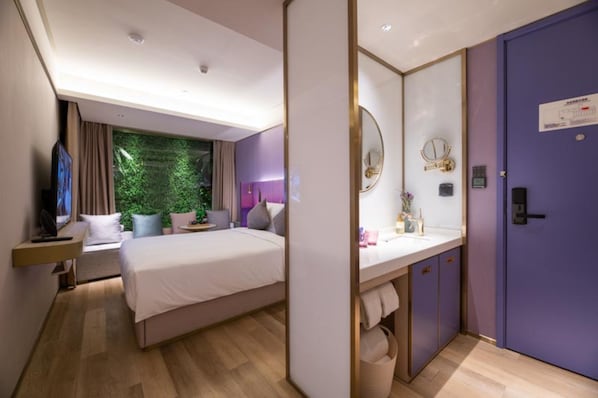 Habitación doble exclusiva, sin ventanas | Escritorio, cortinas blackout, camas extra y wifi gratis 