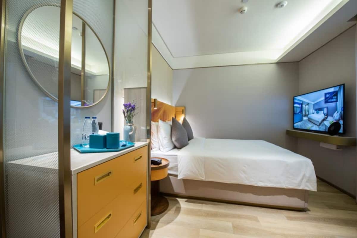 Desk, blackout drapes, rollaway beds, free WiFi