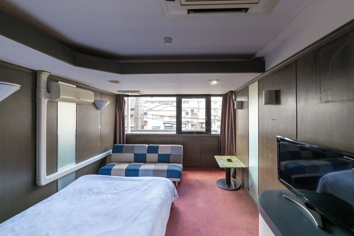 1 bedroom, desk, blackout drapes, free WiFi