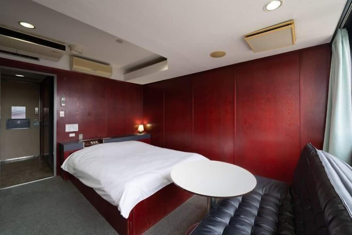 Desk, blackout drapes, free WiFi, bed sheets