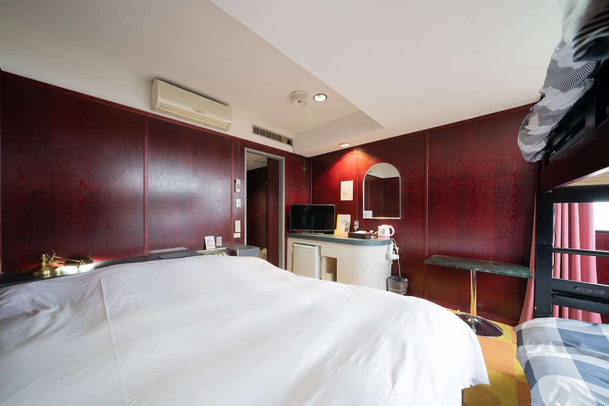 1 bedroom, desk, blackout curtains, free WiFi