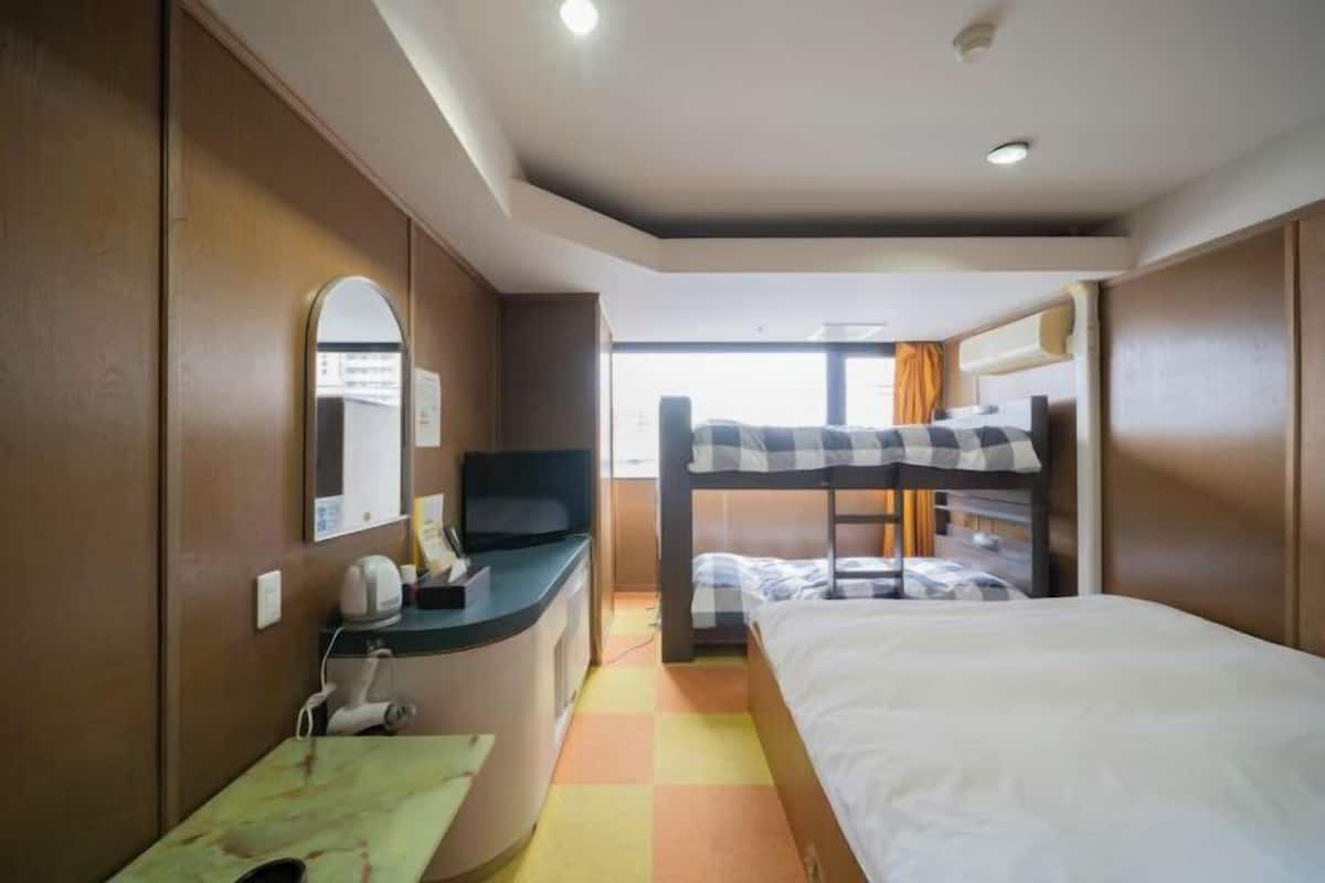 1 bedroom, desk, blackout drapes, free WiFi