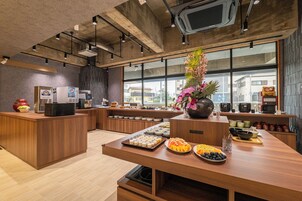 每日供应自助式早餐（每人 JPY 1000）