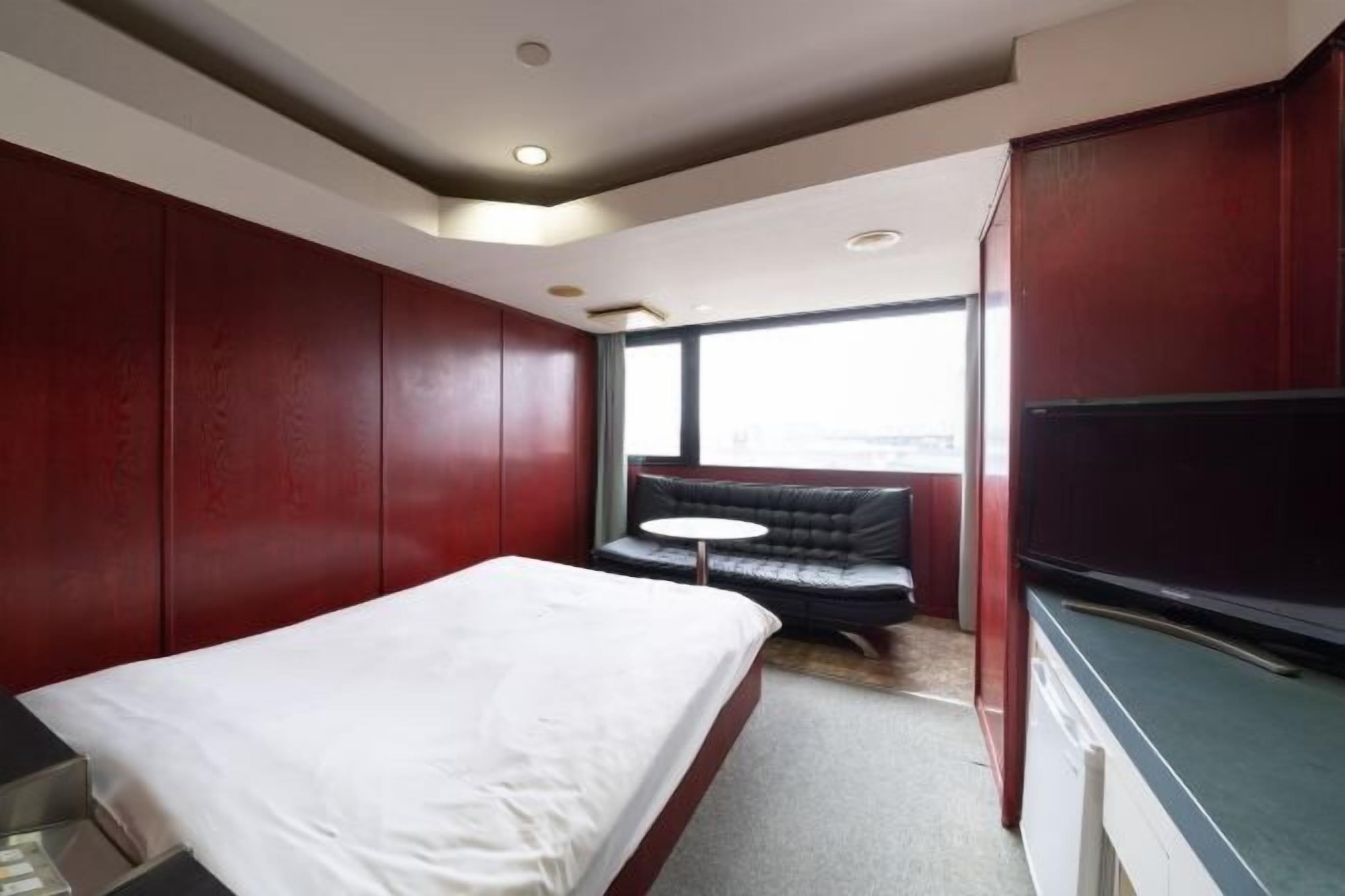 Een bureau, verduisterende gordijnen, gratis wifi, beddengoed