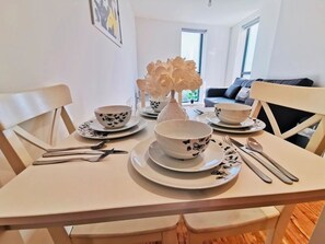 Apartment | Essbereich im Zimmer