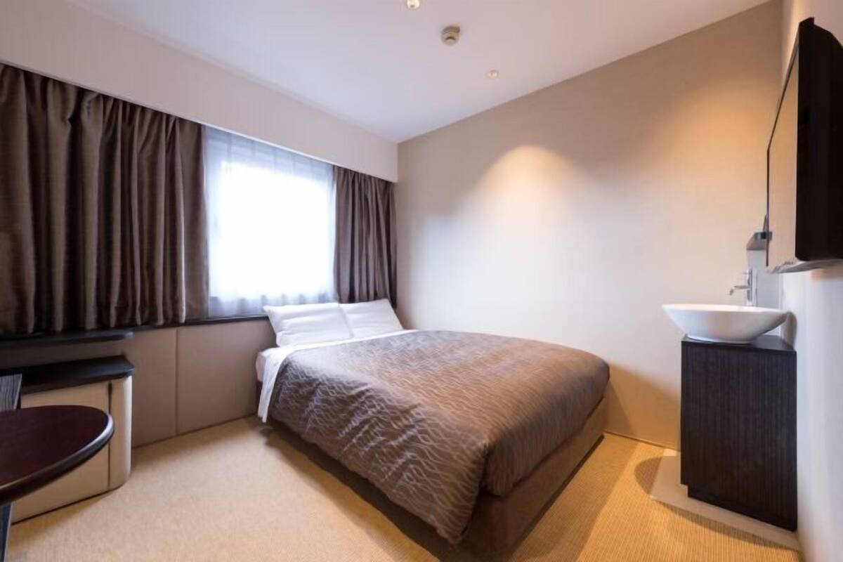Blackout curtains, free WiFi, bed sheets