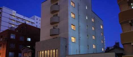 Façade de lâhĂ©bergement - soirĂ©e/nuit