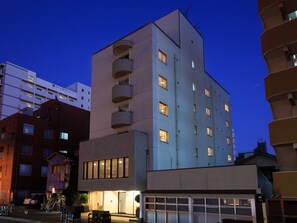 Fachada da propriedade à noite