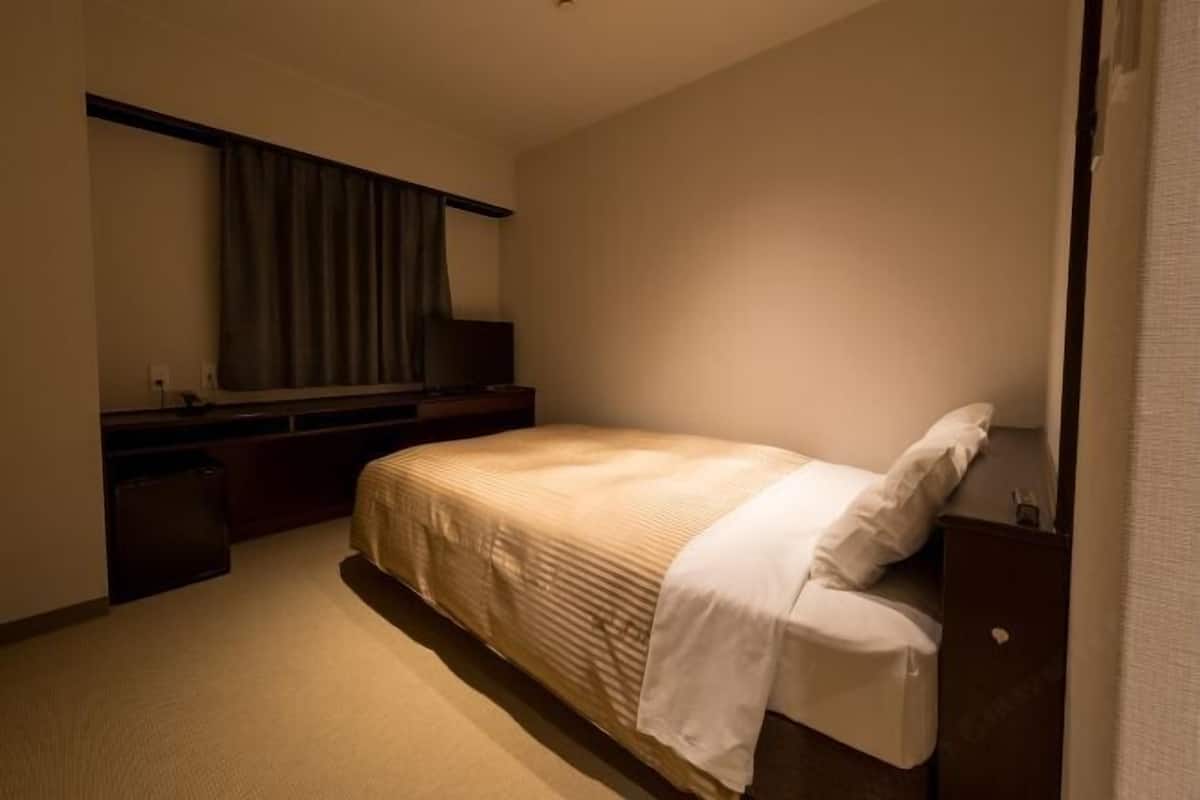Blackout curtains, free WiFi, bed sheets