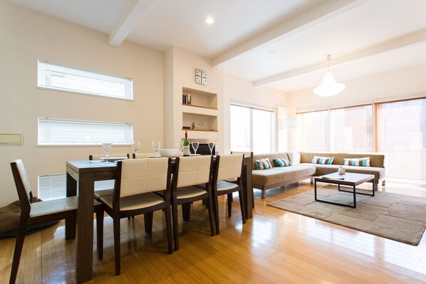 Maison (Private Vacation Home) | Restauration dans la chambre
