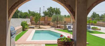 グアルタのプール付き農村住居（ジローナ、バイエックスポール）