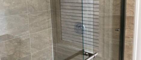 Haartrockner, Handtücher, Seife, Shampoo