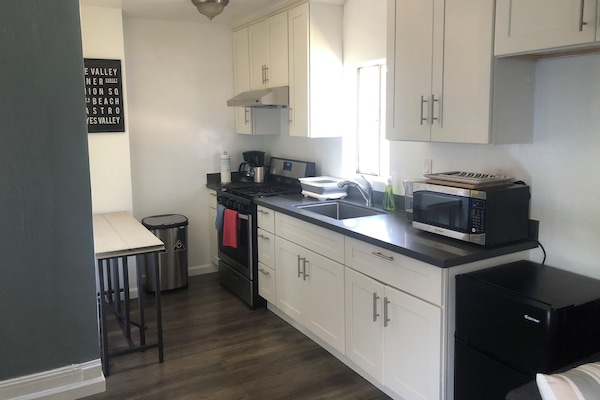 Køleskab, mikrobølgeovn, ovn, kogeplade