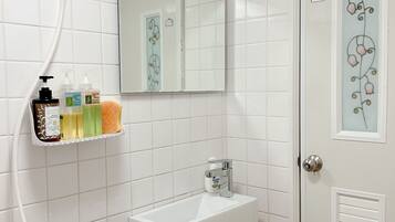 Suihku, ilmaiset hygieniatuotteet, hiustenkuivaaja, tohvelit