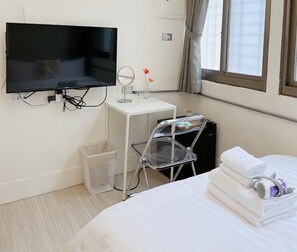 Habitació doble, no fumadors, bany privat (C) | Cobrellits, escriptori, cortines opaques i wifi gratuïta 