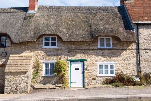Castle Cottage (Sleeps 5 + Baby)