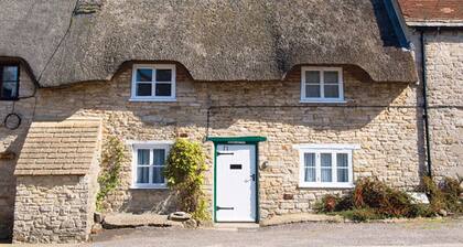 Castle Cottage (Sleeps 5 + Baby)