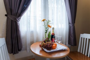 Deluxe-Zimmer | Essbereich im Zimmer