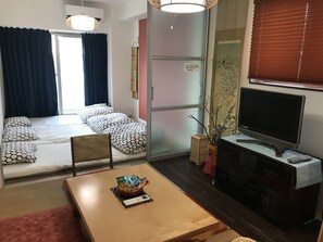 和風 トラディショナルルーム バルコニー付 | 遮光カーテン、アイロン / アイロン台、WiFi (無料)、ベッドシーツ