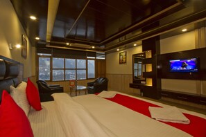 Caja de seguridad en la habitación, escritorio y cortinas blackout